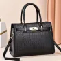 Дамска чанта с кроко текстура – изисканост и стил за всяка модерна жена, снимка 3