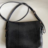 Черна чанта през рамо, Monoprix, снимка 2 - Чанти - 44803357