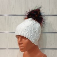 Нова зимна дамска бяла шапка с шарен помпон/пух, снимка 1 - Шапки - 35478437