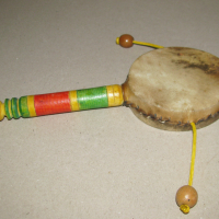 Китайско/тибетско ръчно барабанче с дръжка и 2 топчета, естествена кожа, отлично, снимка 5 - Ударни инструменти - 44702385