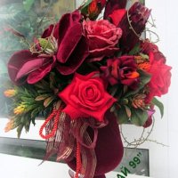 Композиция  червени рози и магнолия от кадифе, снимка 2 - Романтични подаръци - 39407630