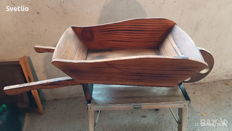 Продавам декоративена дървена ръчна количка - саксия., снимка 1