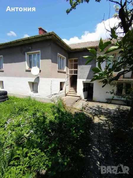 Двуетажна къща с гараж, снимка 1