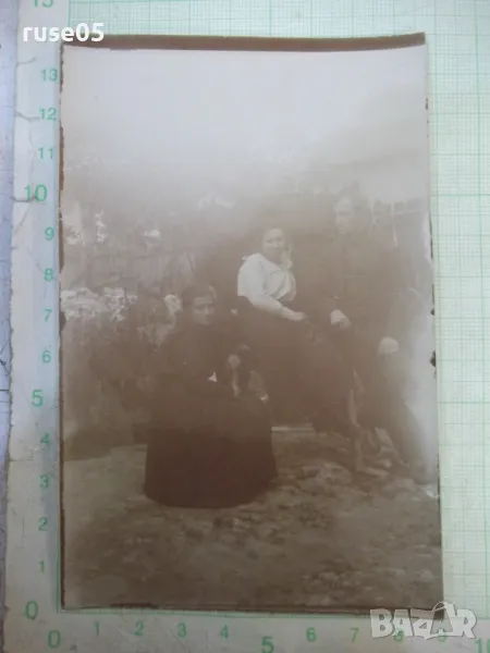 Снимка стара на две жени и мъж пред оградата, снимка 1