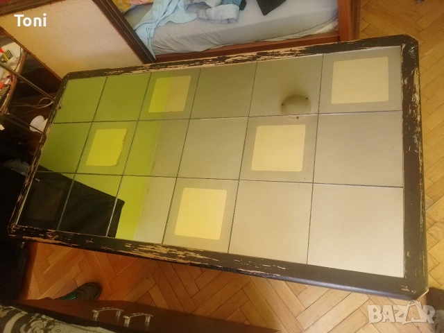 уникална ретро винтидж дървена маса ,малко освежаване и е топ,с 18 стъклени квадратчета