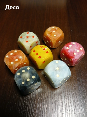 Стари големи зарове за колекцията.