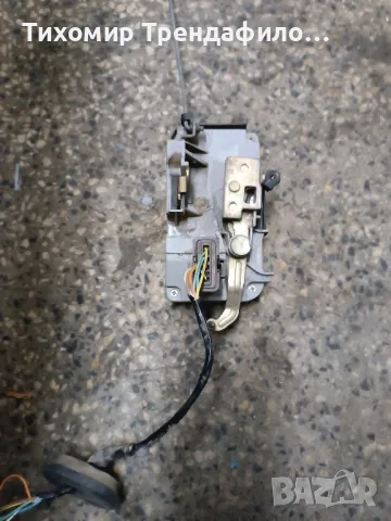 брава за предна дясна врата ланчия федра, пежо 807, ситроен ц8, фиат улис 2003г