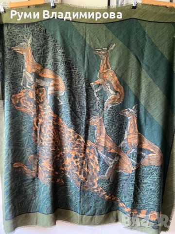 Тъмнозелен шал Revillon Paris с леопардов принт от 70 % вълна и 30 % коприна, снимка 8 - Шалове - 47756237