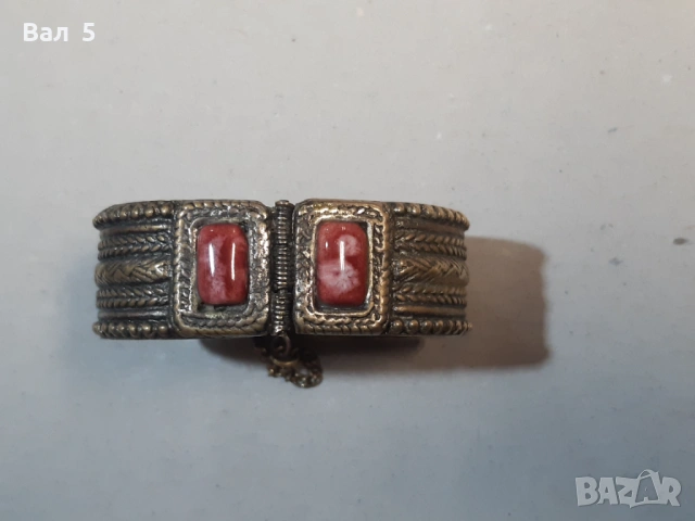 Стар накит възрожденски тип - бронзова гривна . Носия