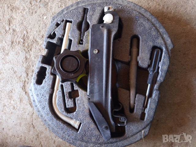 Оригинален авариен комплект крик, кука,ключ за Ауди, снимка 2 - Аксесоари и консумативи - 54230696