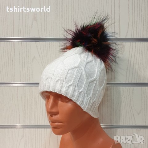 Нова зимна дамска бяла шапка с шарен помпон/пух, снимка 1 - Шапки - 35478437