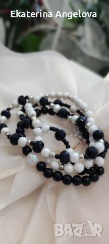 Летни гривни от мъниста бохо бяло черни синьо хендмейд ластични, снимка 9 - Гривни - 50588671