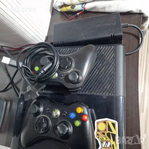 Xbox 360 E 500GB 2 бр джойстика +11игри