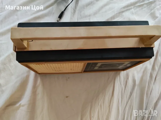 Преносим радио приемник Гиала 404, снимка 2 - Радиокасетофони, транзистори - 56104441