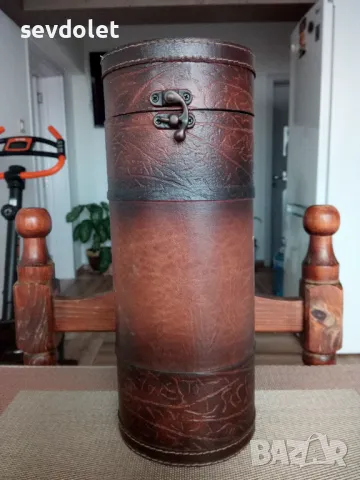 Красив цилиндър(кутия) от марково вино-алкохол., снимка 1