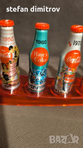 Coca Cola 100 години комплект бутилки, 10 мини алуминиеви бутилки с поставка, снимка 18 - Колекции - 51381112