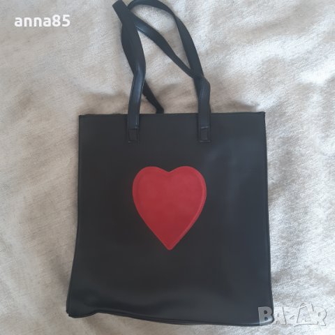 Черна чанта със сърце