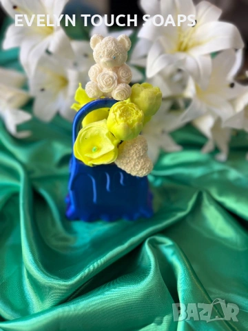 Луксозен букет в малка чанта декорирана със сапунени цветя