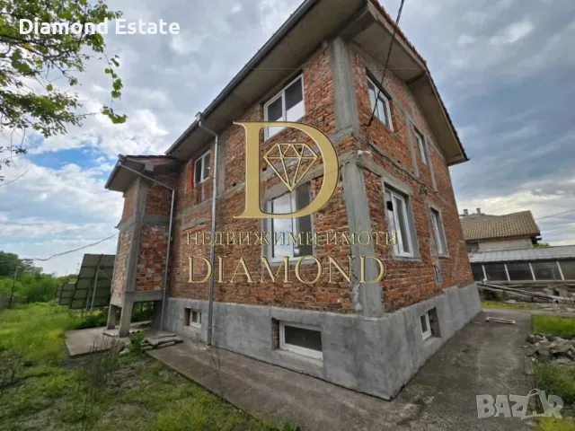 Двуетажна къща с изграден ФЕЦ в Димитровград кв. Марийно