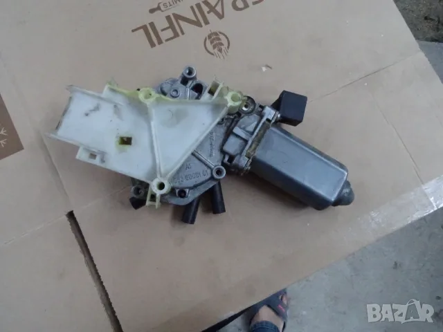 Моторче стъклоповдигач задна врата Land Rover Freelander 1, снимка 2 - Части - 56133462