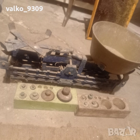 Стар кантар с купа и тежести