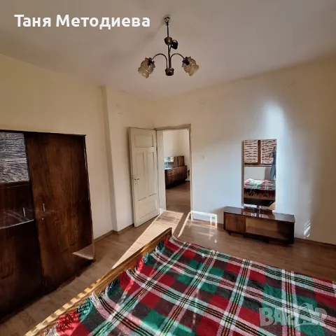Масивна двуетажна къща 148м2, селскостопански постройки и двор 1126м2 с. Слатина 25км от Карлово, снимка 12 - Къщи - 50151884