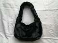 Дамска пухкава малка чантичка в черен цвят, снимка 3