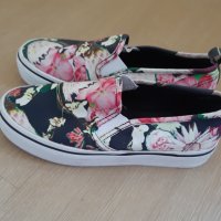 Обувки на цветя  и кецове, снимка 2 - Дамски ежедневни обувки - 30189992