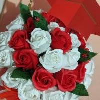 Луксозна кутия с трийсет и една сапунени роза за абитуриенти или абсолвенти , снимка 7 - Подаръци за жени - 40416895