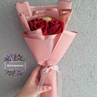 Бюджетни букети от сапунени рози и бонбон , снимка 2 - Подаръци за жени - 44533486