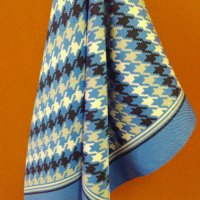 Български дамски ретро шал в синьо, снимка 2 - Шалове - 29986600
