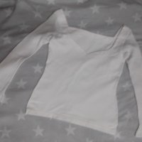 Интересна блуза с форма  на деколтето и мрежести ръкави в спортно-елегатен стил, снимка 1 - Блузи с дълъг ръкав и пуловери - 37693854