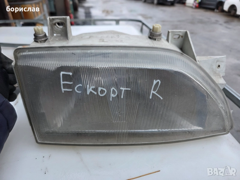 Десен фар за Форд ескорт , снимка 1
