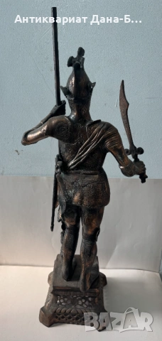 Масивна бронзова фигура „Средновековен рицар“ – Антикварна статуетка с детайлна изработка, снимка 2 - Антикварни и старинни предмети - 54237918