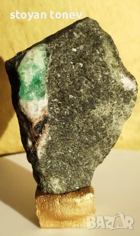 Голям емералдов кристал в матрица с искрящ зелен цвят 137гр.! Нов!, снимка 1