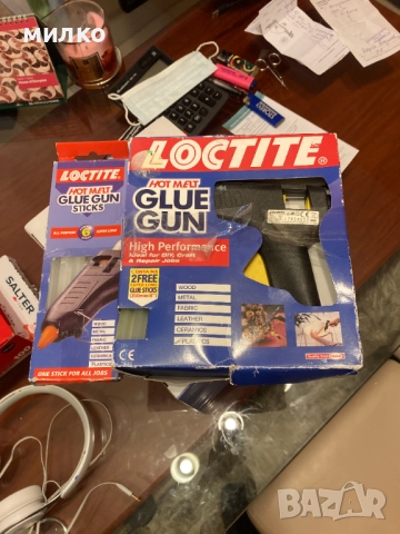 Пистолет за горещо лепило Loctite с допълнителни  лепилни пръчици