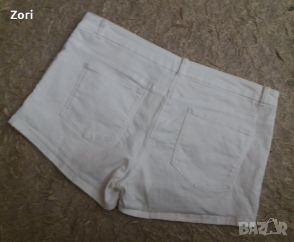 Бели къси панталонки с декорация камъчета по джобовете, снимка 2 - Къси панталони и бермуди - 37765210