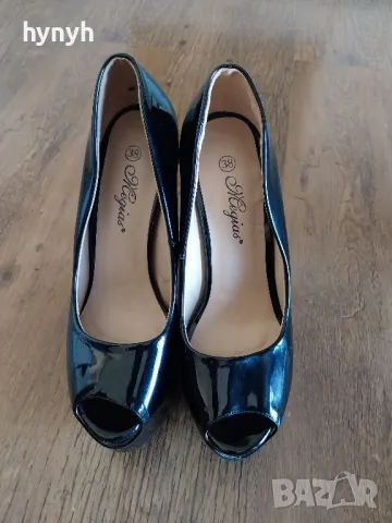 Дамски обувки на висок ток