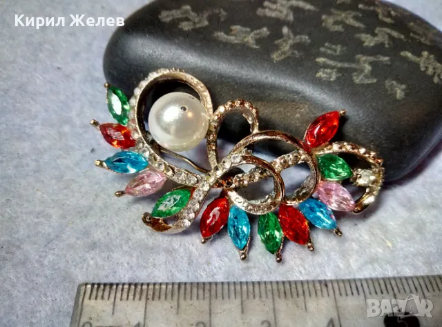 РАЗКОШНА АЖУРНА ЗЛАТИСТА ПЕРЛЕН Тип БРОШКА с ИСКРЯЩИ РАЗНОЦВЕТНИ ЮВЕЛИРНО ФАСЕТИРАНИ ЦИРКОНИ 29588, снимка 2 - Други - 48842326