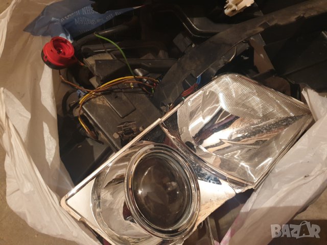 Продавам оригинален десен фар ксенон от фейслифтово Audi A6 на части, работещ баласт, голяма лупа, снимка 2 - Части - 42277191