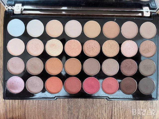 Палитри сенки за очи Revolution, снимка 4 - Декоративна козметика - 53020505