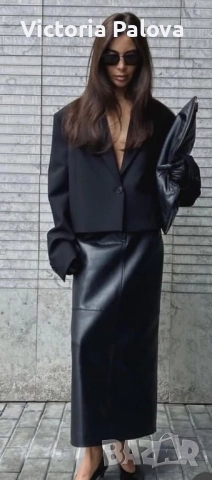 VINTAGE черна кожена миди пола, уникален дизайн