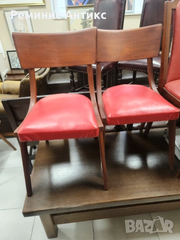 Столове от тиково дърво и кожа.