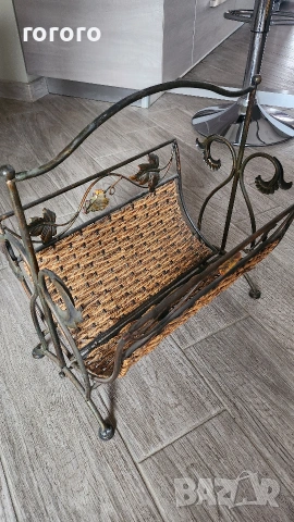 поставка за вестници от ковано желязо