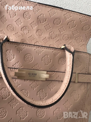 Розова чанта на Guess, снимка 2 - Чанти - 54325746