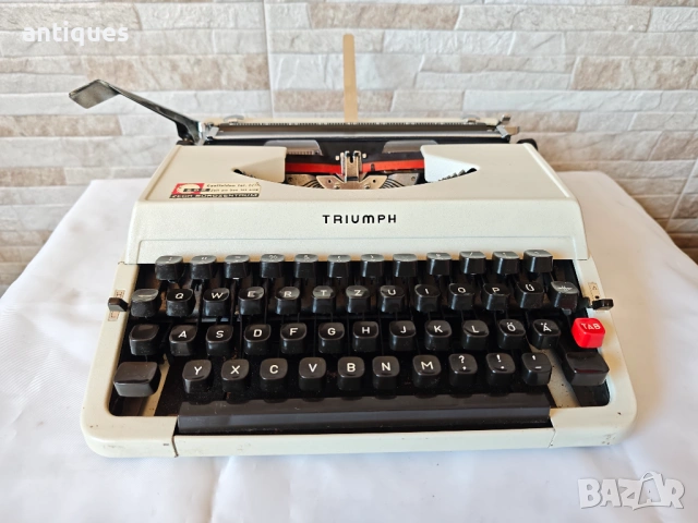Стара пишеща машина Triumph de Luxe - 1970" год., снимка 3 - Антикварни и старинни предмети - 54363106