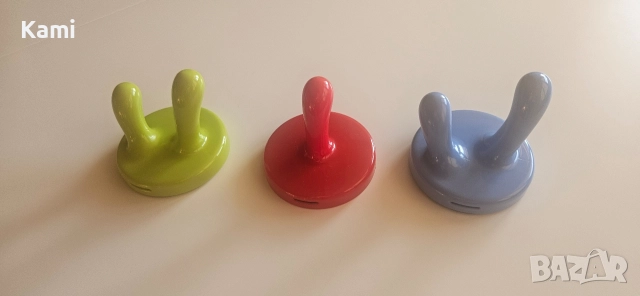 Три нови цветни закачалки за стена 