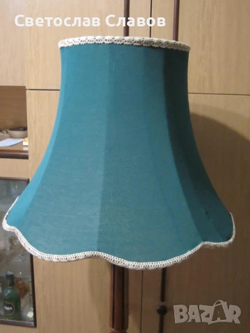 Висок лампион със стойка от стругован и фрезован орех с красива зелена шапка, снимка 3 - Лампиони - 50623811