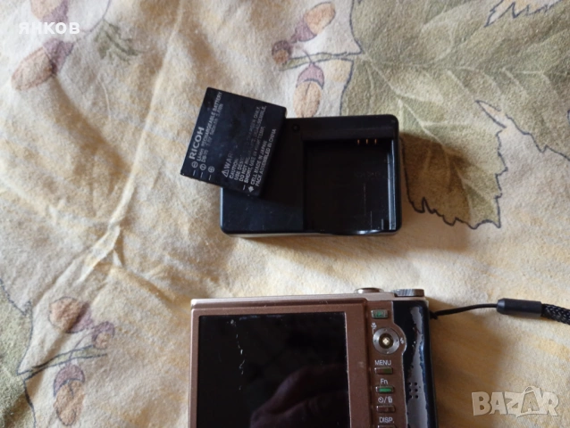 Предлагам повреден фотоапарат Ricoh R10, снимка 2 - Фотоапарати - 53947582