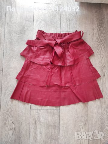 Продавам червена кожена пола, снимка 1 - Поли - 39819715